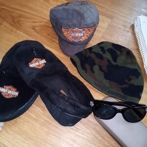 Harley-Davidson Black Slippers and Camouflage Beanie Set